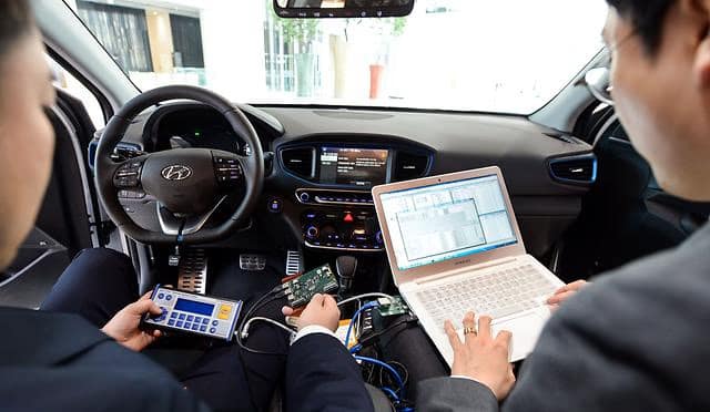 Entwicklung vernetzter Autos