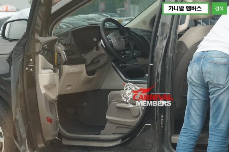 kia sedona spied