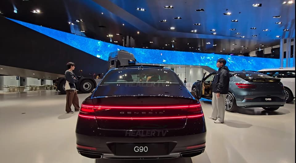 Genesis G90 LWB Black 4