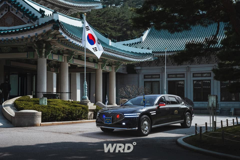 WRD Project712 Presidential G-Konzeptfahrzeug vor dem koreanischen Präsidialkomplex mit traditioneller Architektur