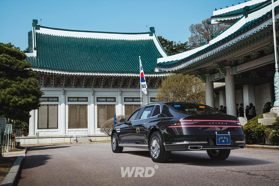 Dreiviertelansicht von hinten des Project712 Presidential G mit sichtbarer koreanischer Flagge