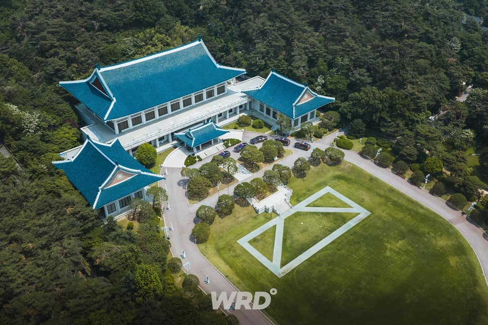 Vogelperspektive auf den Blauen-Haus-Komplex mit dem Project712 Presidential G im Innenhof