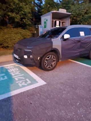 Hyundai Santa Fe PHEV Spied