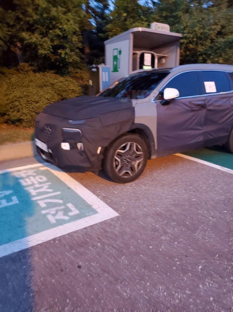 Hyundai Santa Fe PHEV Spied