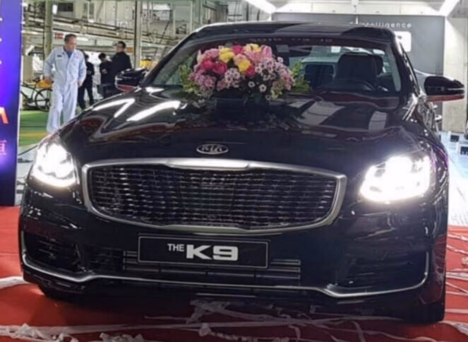 Kia K900 Spied Inside the Plant