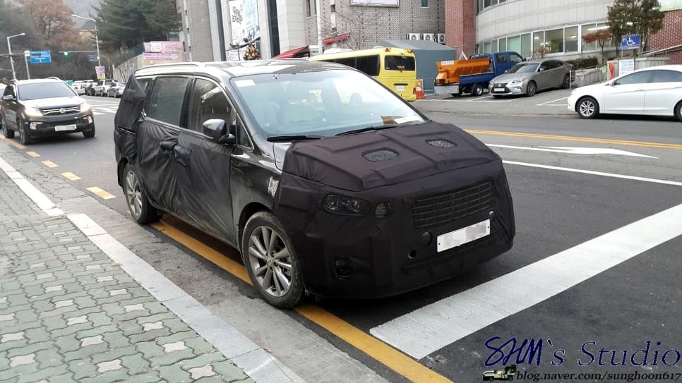 kia sedona facelift spied