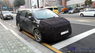 kia sedona facelift spied