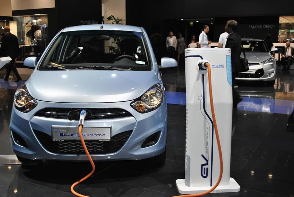 i10-blue-on-electric-frontal