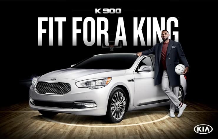 LeBron James neben einem Kia K900
