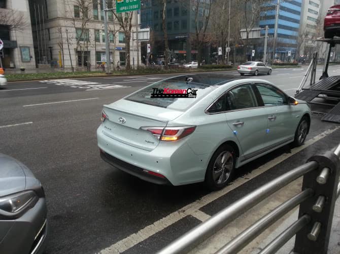 2015-hyundai-sonata-hybrid-caught-totally-undisguised-22