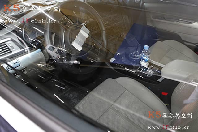 Interior del Kia Optima 2016 captado en Corea del Sur (3)