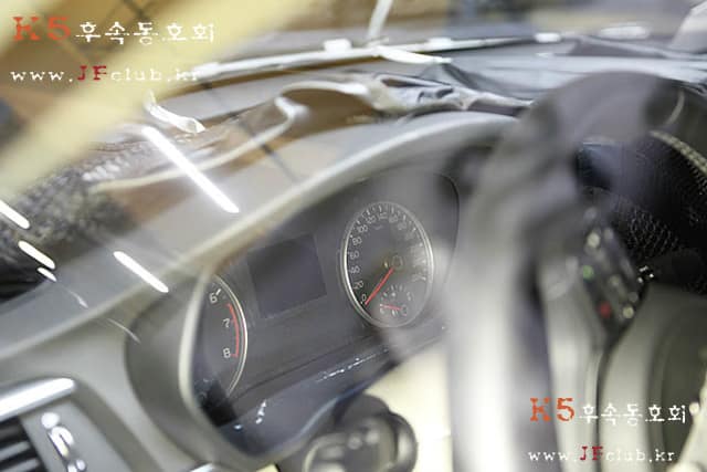 Interior del Kia Optima 2016 captado en Corea del Sur (7)