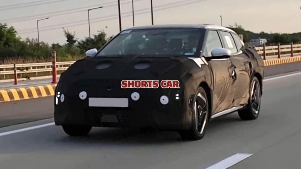prototype Kia EV4 aperçu avec un design étrange