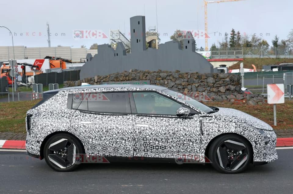 Kia EV4 hatchback con menos camuflaje 19