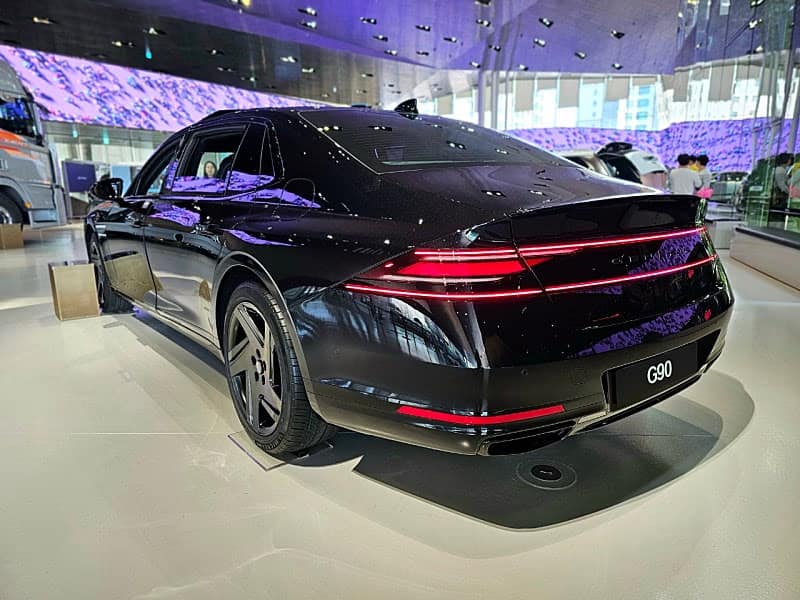 Genesis G90 Long Wheel Base Black 6