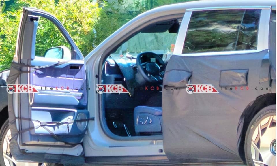 Genesis GV90 con puerta suicida abierta captado en la calle
