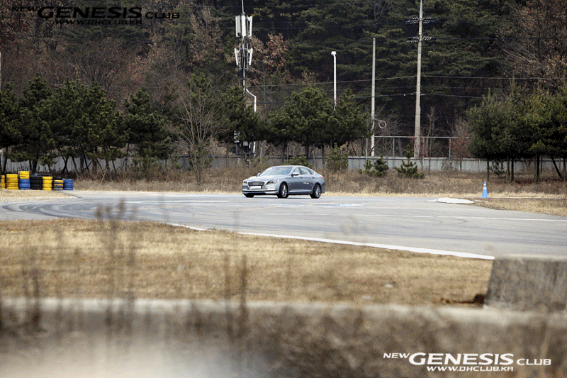 hyundai-genesis-sedan-rolling-test-track (1)