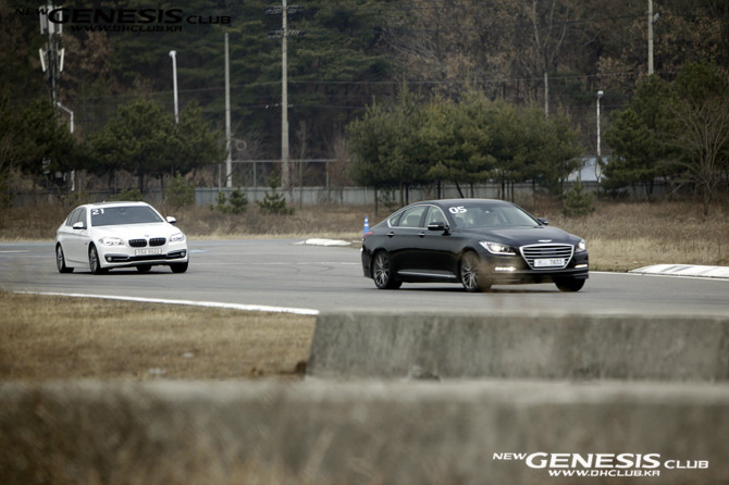 hyundai-genesis-sedan-rolling-test-track (4)