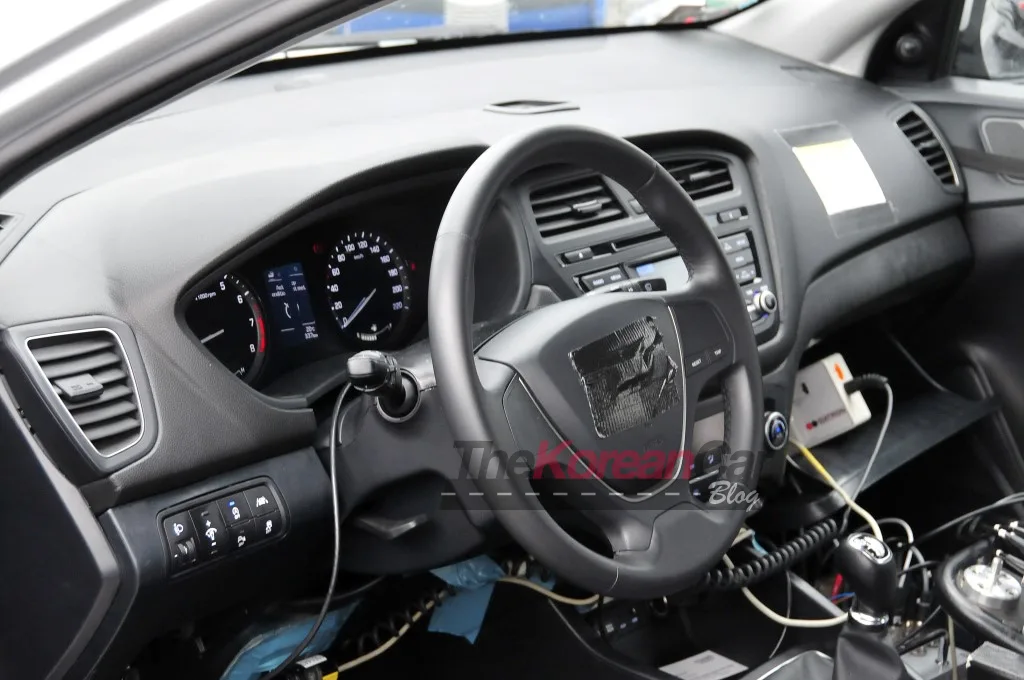 scooped-hyundai-i20-shows-off-interior-and-rear-end (8)