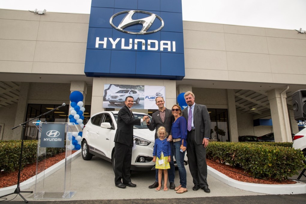 2015-first-hyundai-tucson-fuel-cell-delivered-to-his-customer (5)