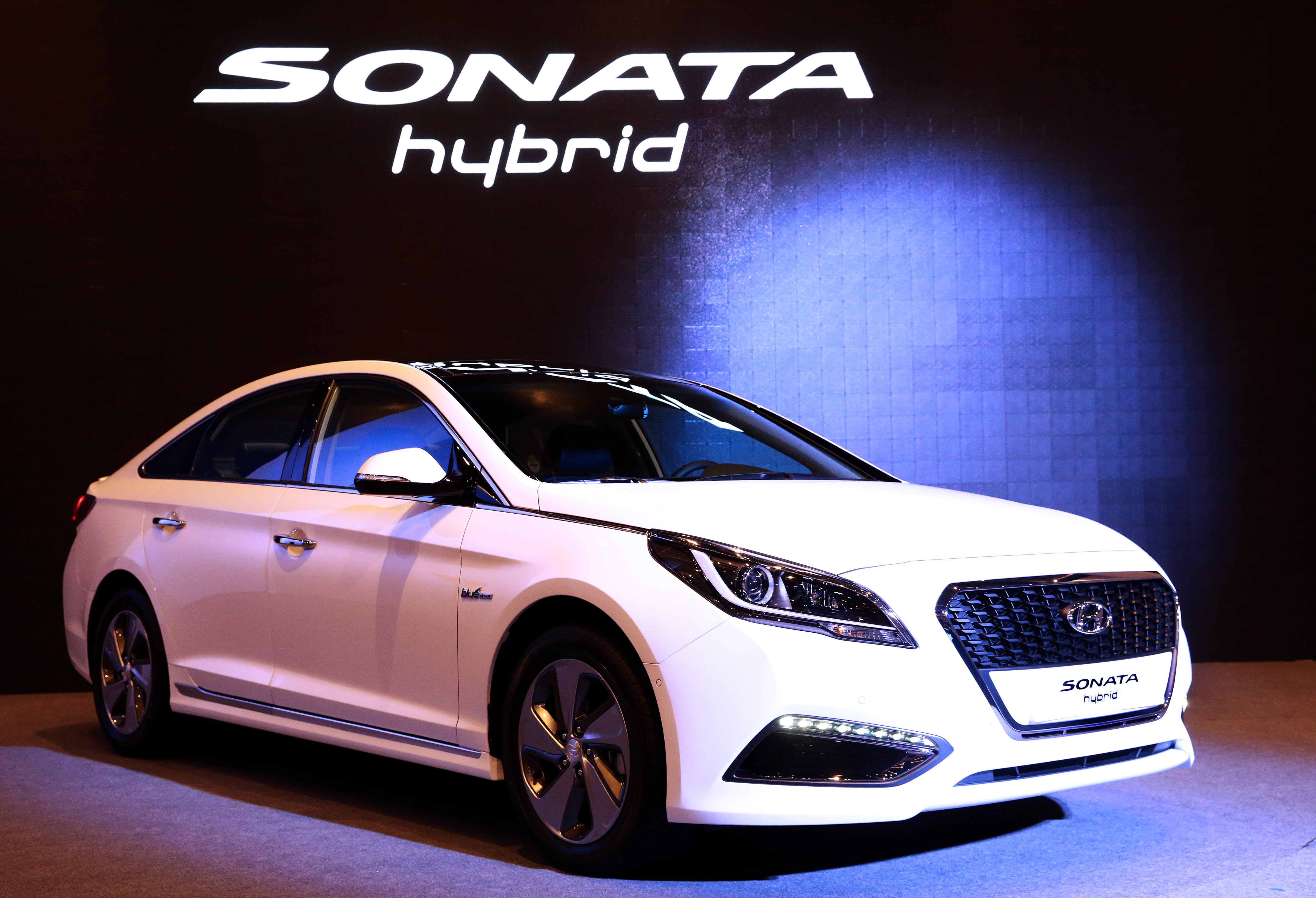 Hyundai Revealed New Sonata Hybrid, US-spec to be Revealed in Detroit