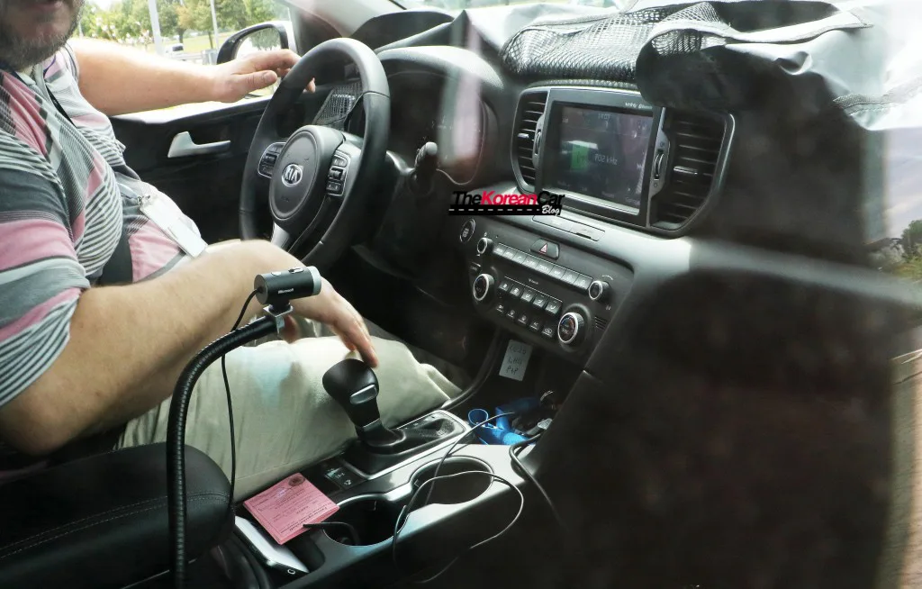 2016-kia-sportage-spotted-inside (7)