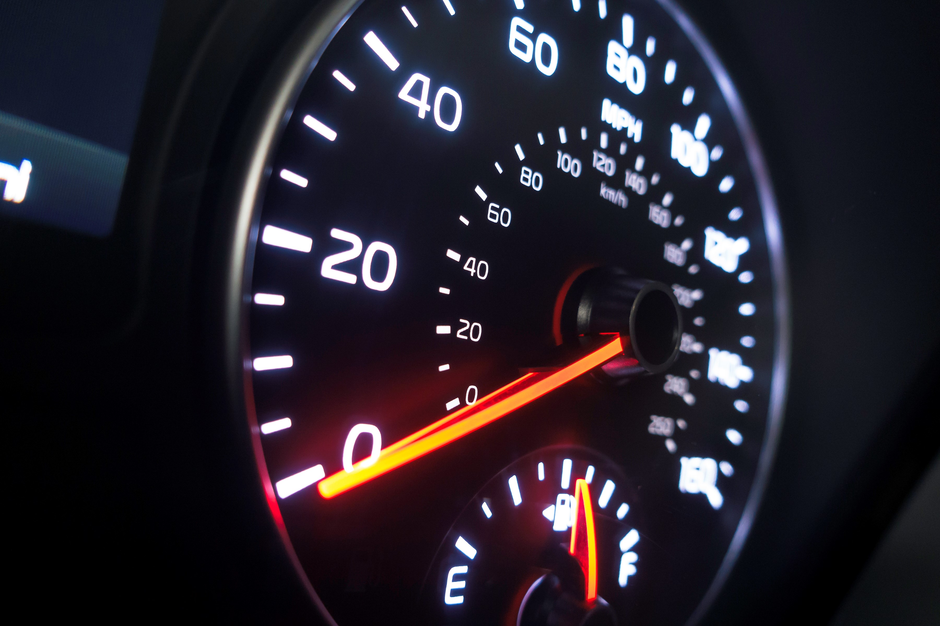 Ограничить скорость машины. Kia Оптима спидометр 2016. Оптима 2017 спидометр. Машина на скорости. Скорость автомобиля.