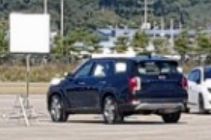 Hyundai Palisade Caught Undisguised, Intentionally Blurred?