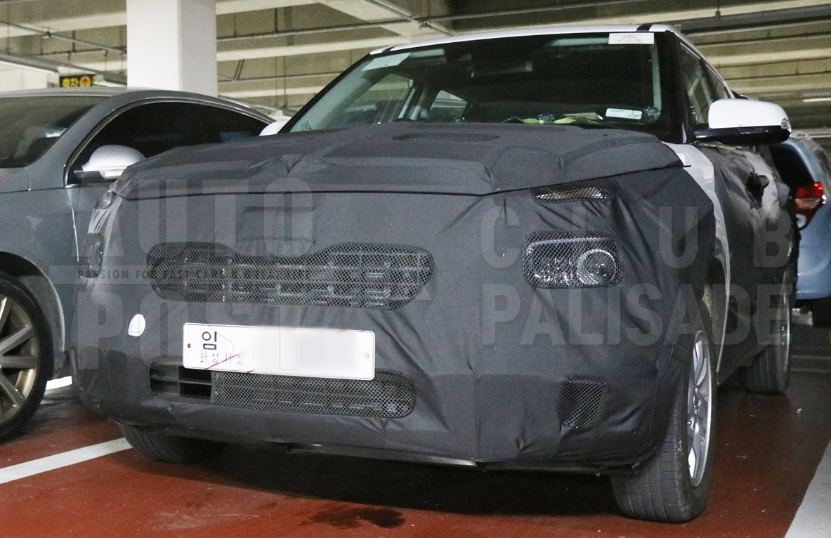 Hyundai Leonis Spied Including Interior Shots