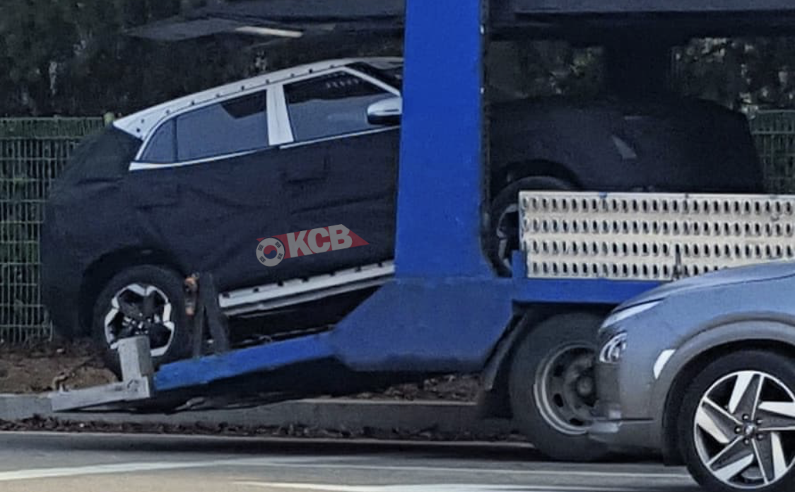 Small SUV Hyundai Leonis Spied Towed by a Truck