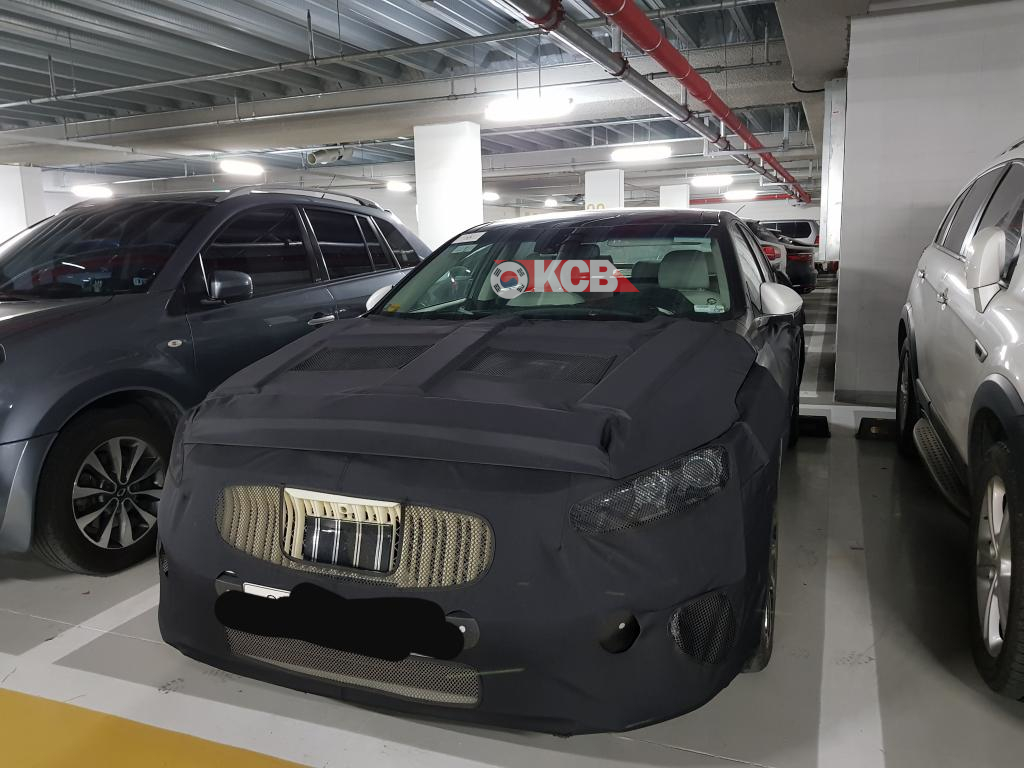Kia Cadenza Facelift Spied in a Parking Lot