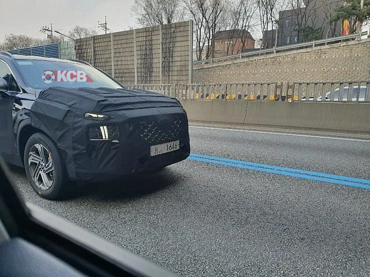 Hyundai Santa Fe Facelift Spied in South Korea