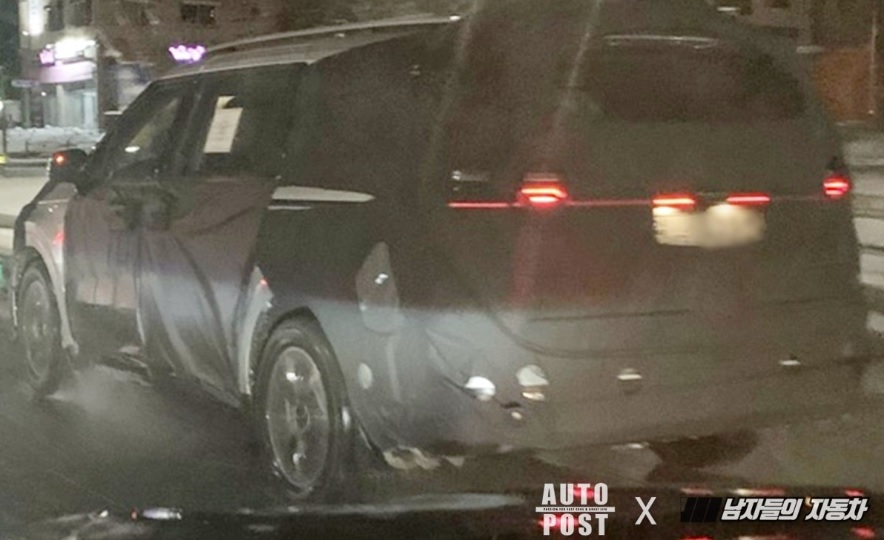Kia Sedona Spied with Production Taillights