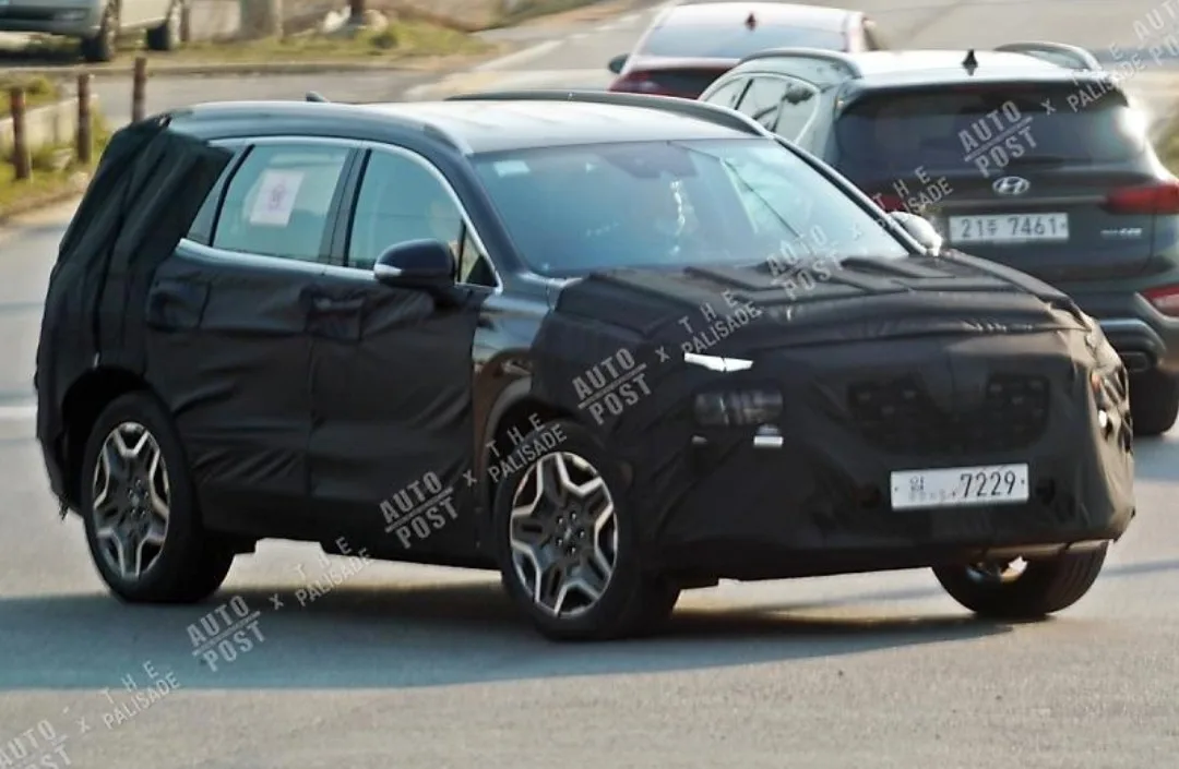 Hyundai Santa Fe Hybrid Spied
