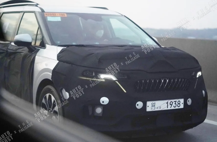 Kia Sedona Shows LED Signature & New Grille