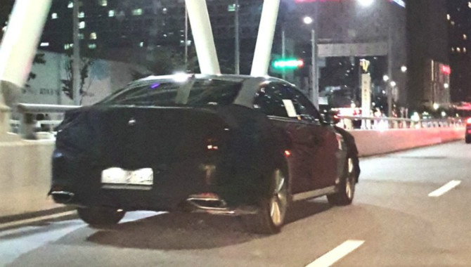 Kia K900 Facelift Spied for the First Time