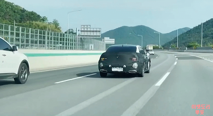 Genesis G90 Spied in the Highway, Shows Turn Signal