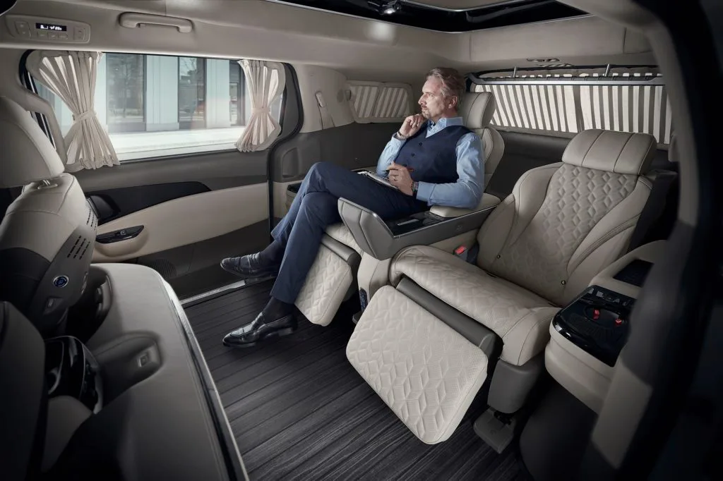 kia carnival limousine