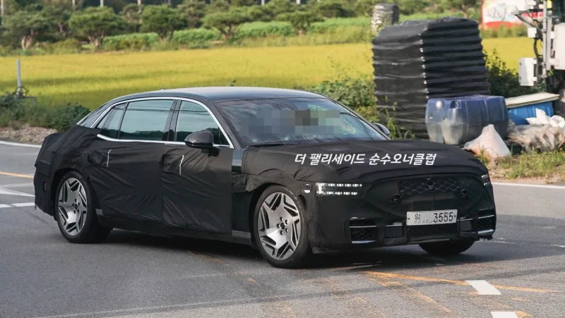 Next-gen Genesis G90 Limo Spied in Detail