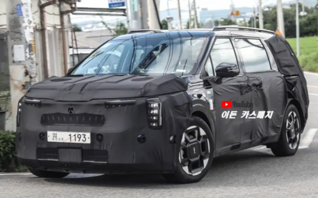 KIA Carnival Pre Production Model Spied, Hybrid Confirmed