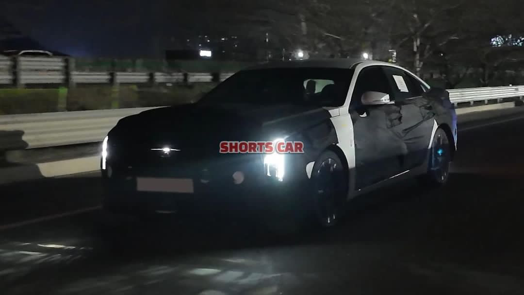 KIA K8 Facelift Spied Showing its Headlight Signature