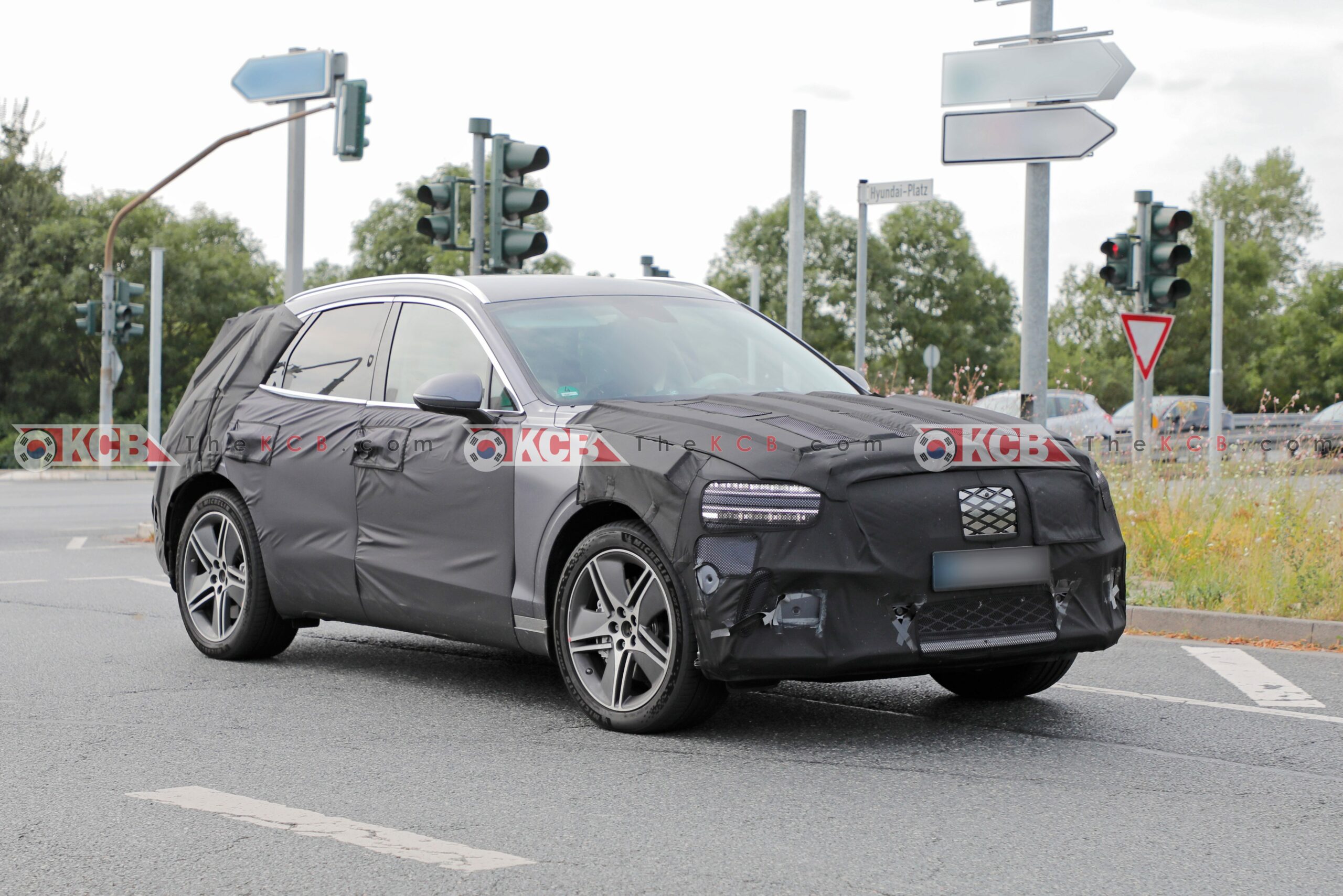 genesis electrified gv70 facelift spied 3