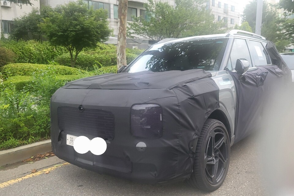 Hyundai Palisade Prototype Spied with GV70 Magma Wheels