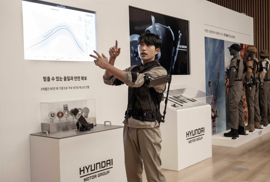 hyundai kia X-ble Shoulder Wearable Robot 3