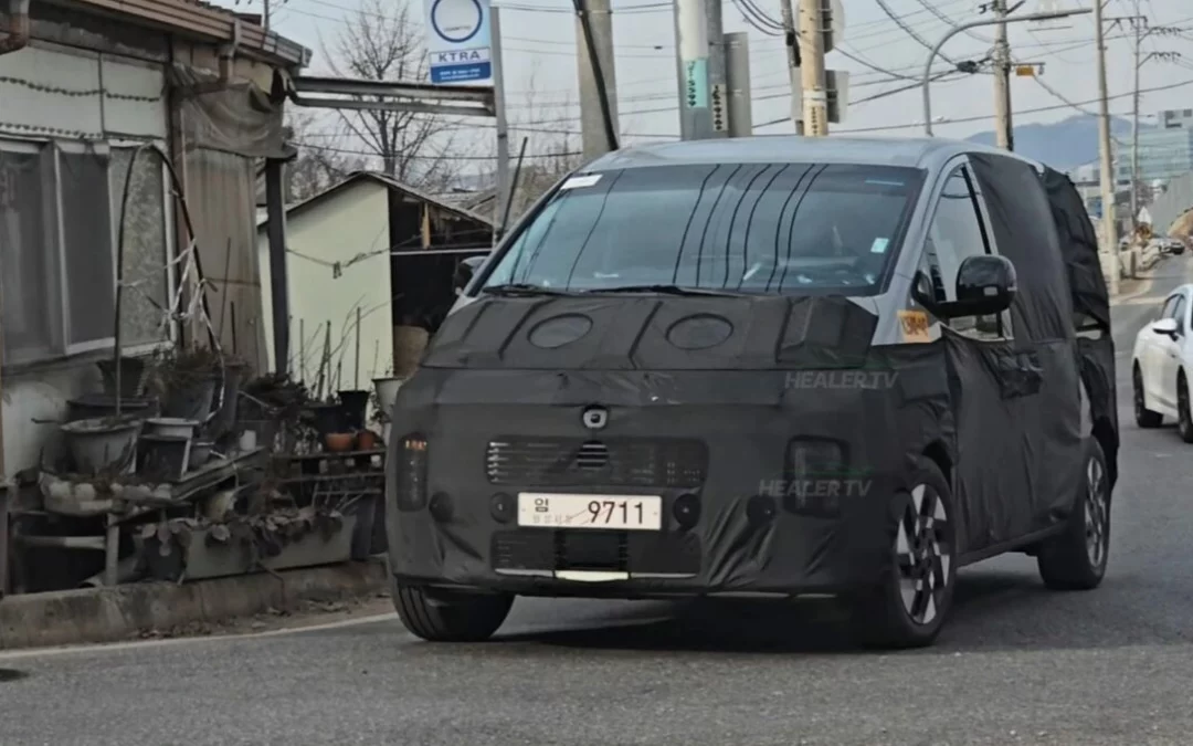 Hyundai Staria Facelift Spotted for the First Time