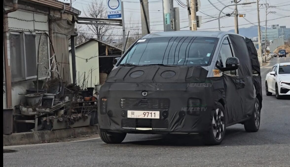 hyundai staria facelift spied