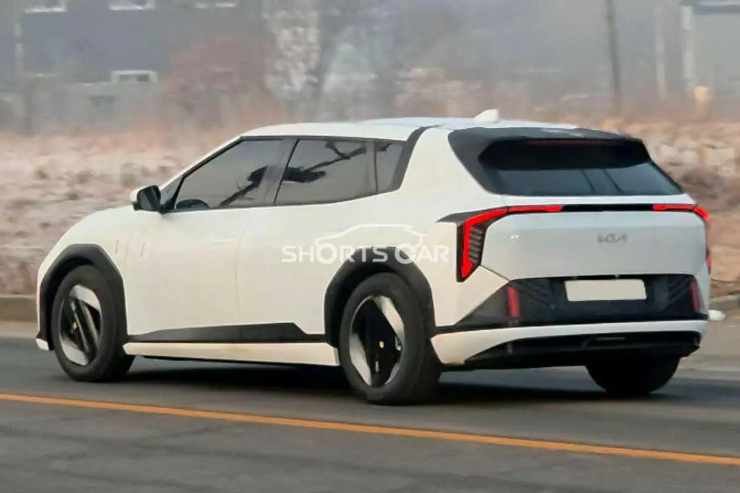 kia ev4 hatchback in the wild 1