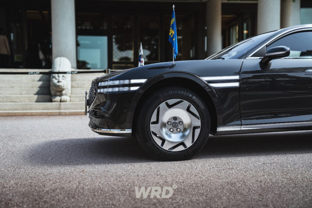 Close-up detail of Project712 Presidential G custom wheel design and side profile