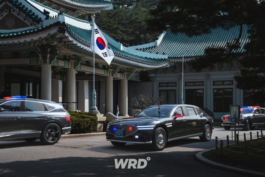 Multiple Project712 Presidential G vehicles in convoy formation at Blue House