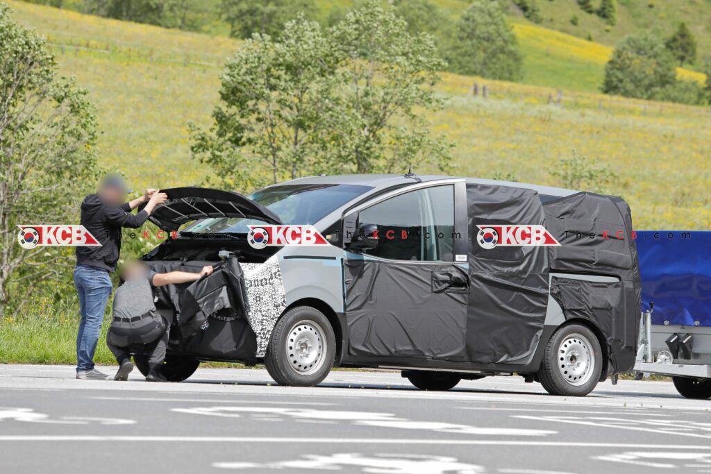 hyundai staria ev spied leaked interior 6